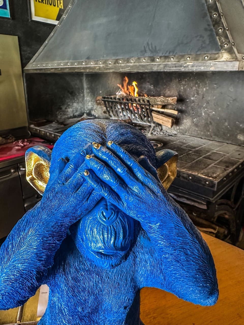 Grillade au feu de bois dans la cheminée du restaurant