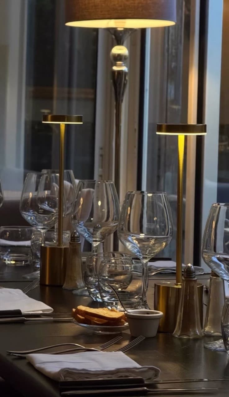 Table dressée le soir au restaurant La Chichoumeille